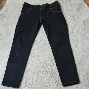 Women's Black colombian body molding jeans buth lift.